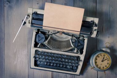 Eski Daktilo ve çalar saat