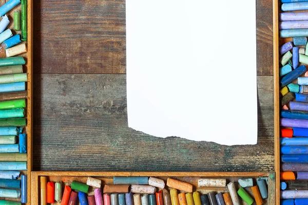 Farbige Pastellkreiden und ein Blatt Papier — Stockfoto