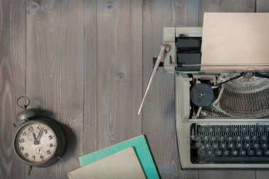 Eski Daktilo ve çalar saat