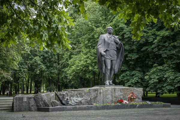 Minsk, Beyaz Rusya, - 7 Temmuz: Belarus şair Yanka Kupal anıt