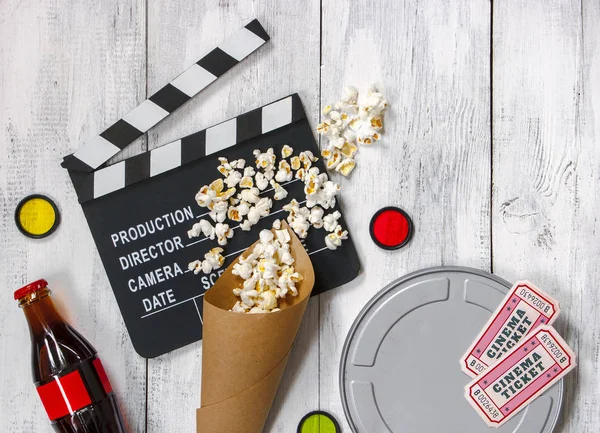 Klapka, filmového svitku a popcorn — Stock fotografie