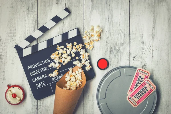 Klapka, filmového svitku a popcorn — Stock fotografie