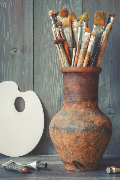 Fırçalar ve boya sanatçı