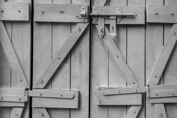 木制百叶窗和螺栓 — 图库照片