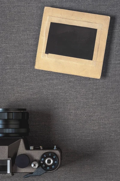 Old photo camera and negative in a paper frame — Stock Photo, Image