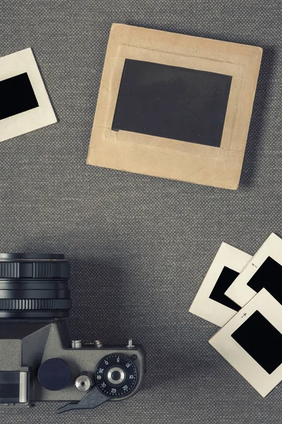 Old camera and negatives in paper frames — Stock Photo, Image