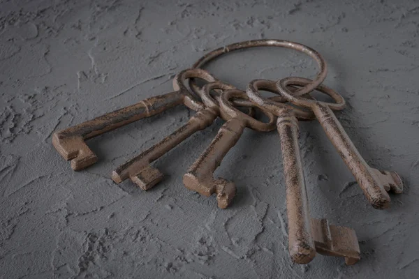 Старі ключі на металевому кільці — стокове фото