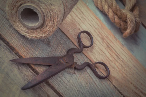 Old gunting dan kumparan dengan benang — Stok Foto