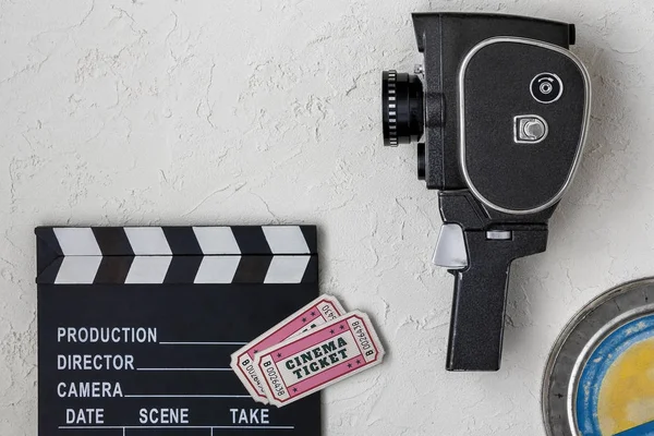 Clapperboard y la vieja cámara de cine — Foto de Stock