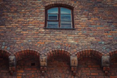 bir tuğla ev penceresinde