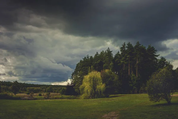 Landschaft mit Gewitterwolken — Stockfoto