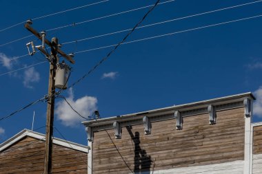 Elektrik kablolar ile ahşap direk