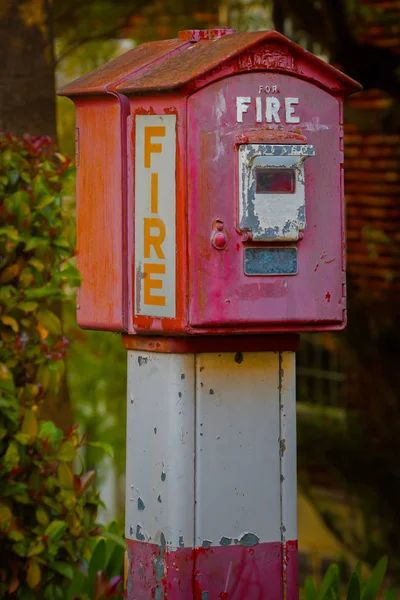 Velha caixa de alarme de incêndio — Fotografia de Stock