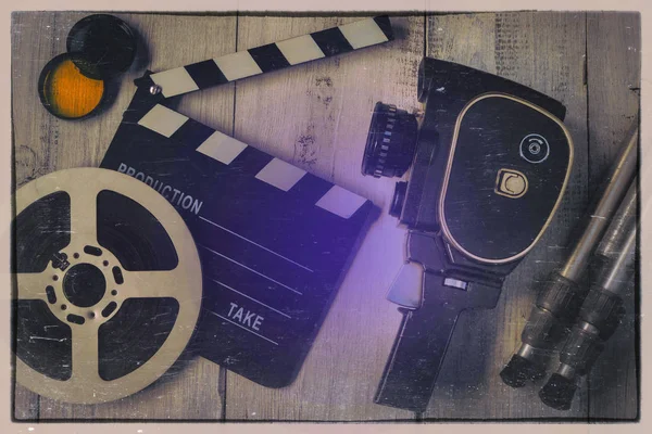 Vecchia cinepresa, clapperboard e film su bobina — Foto Stock