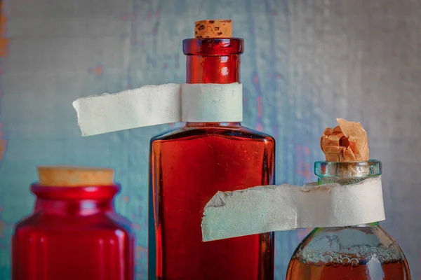 Vieux Flacons Laboratoire Verre Coloré Avec Bouchons Fermés Étiquettes Papier — Photo