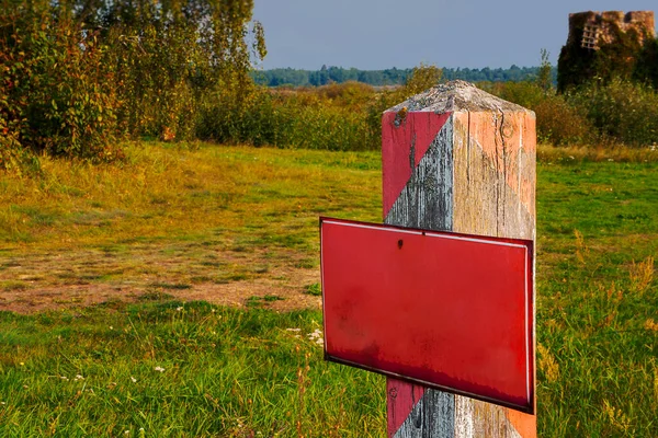 Oude Houten Grenspost Met Rood Verbodsbord — Stockfoto