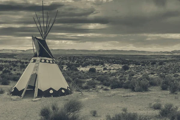 アリゾナ州のインディアンホーム ウィグワム 黒と白の写真 ストック画像