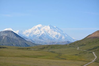 Denali Dağı açık bir sonbahar gününde çekim yaptı.