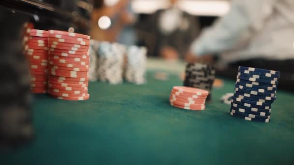 Stapels chips liggen op tafel in het casino. — Stockvideo
