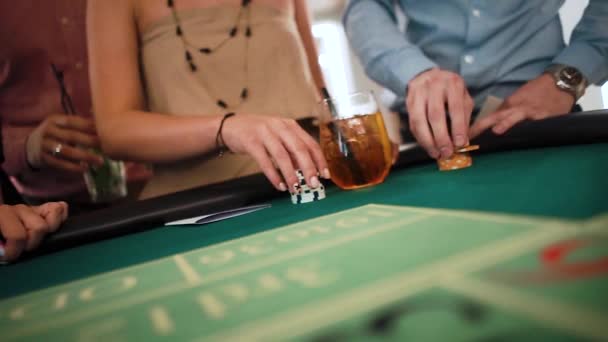 Ένας άντρας και μια γυναίκα παίζουν σε καζίνο. — Αρχείο Βίντεο
