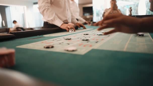 Люди играют в казино и делают ставки Стоковое Видео