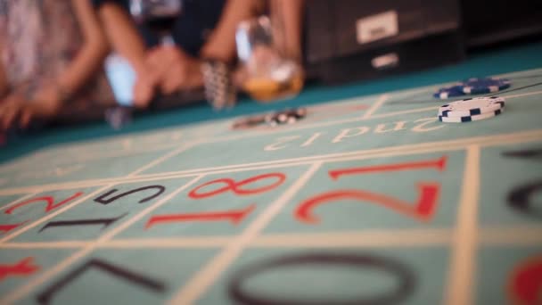 Stapels chips liggen op tafel in het casino. — Stockvideo