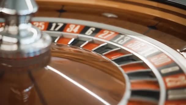 Primer plano de la ruleta en el casino con un fondo oscuro — Vídeo de stock