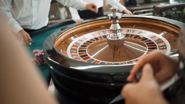 Primer plano de la ruleta en el casino con un fondo oscuro — Vídeo de stock