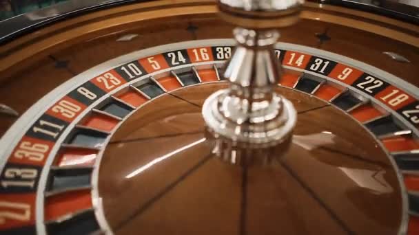 Primer plano de la ruleta en el casino con un fondo oscuro — Vídeo de stock