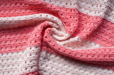Kumaşta pliseler, pembe ve beyaz renkli örgü kumaşlar, katlar