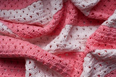 Kumaşta pliseler, pembe ve beyaz renkli örgü kumaşlar, katlar