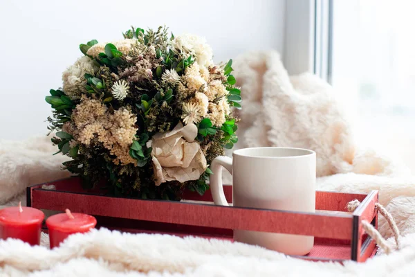 Eine Tasse Kaffee Oder Tee Trockene Blumen Und Weiße Rote — Stockfoto