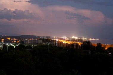 Fırtınanın başlamasından önce gece gökyüzünde şimşekler çakıyor, şehir, Türkiye
