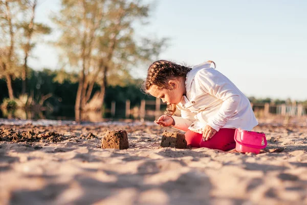 Una Ragazza Gioca Con Sabbia Una Spiaggia Sabbia Sulla Riva — Foto Stock