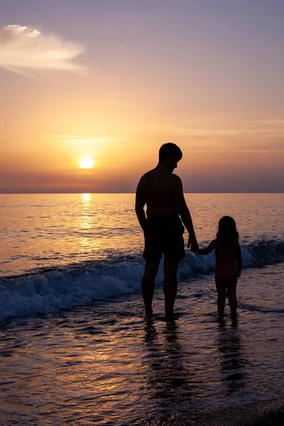 Silhuetas Homem Uma Menina Praia Pôr Sol Pai Andando Com — Fotografia de Stock