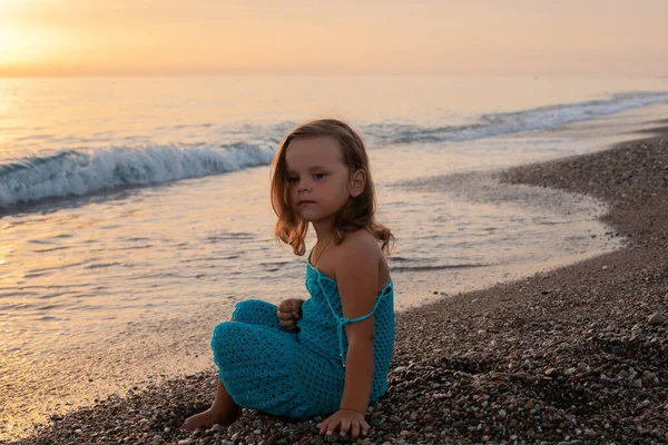 Çocuk Deniz Kenarında Mavi Örülü Bir Elbise Giymiş Bir Kız — Stok fotoğraf
