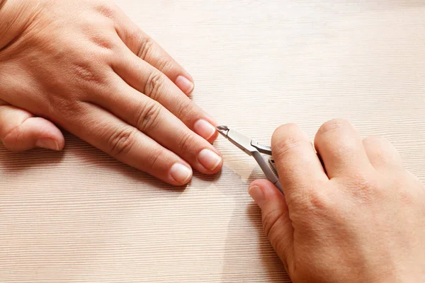 Manos Cerca Una Chica Haciendo Una Manicura Misma Cortauñas —  Fotos de Stock