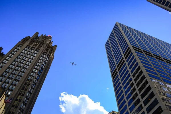 Samolot latający w Chicago, Usa — Zdjęcie stockowe