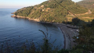 Nehir ve güneşli sonbahar manzarası