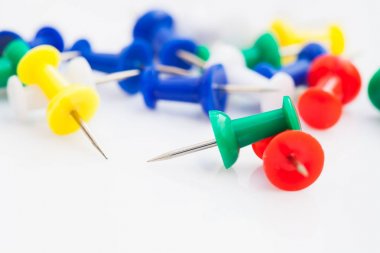 Beyaz arka plan üzerinde izole itme pimleri