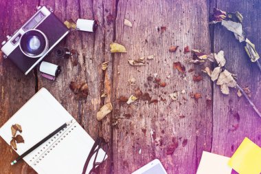 defter, kalem, kamera, film ve kurutulmuş güller