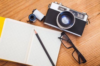 Eski fotoğraf makineleri, gözlük ve yerine film arka plan