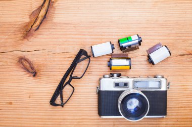 Eski fotoğraf makineleri, gözlük ve yerine film arka plan