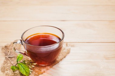 Beyaz ahşap zemin üzerinde çay 