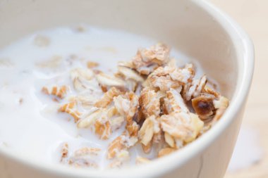 taze müsli süt karışımı ile