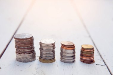 Beyaz masaya izole dolar ve para sikke