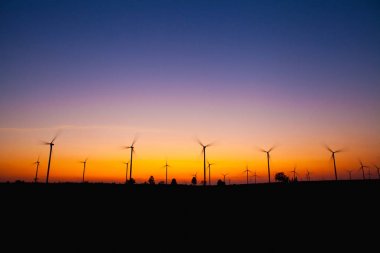 yel değirmeni siluet suset zemin üzerine