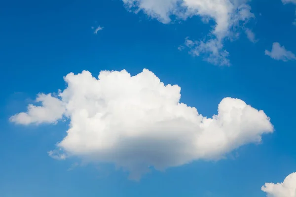 Fondo cielo azul con diminutas nubes — Foto de Stock