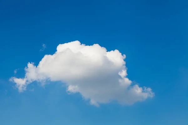 Fondo cielo azul con diminutas nubes — Foto de Stock