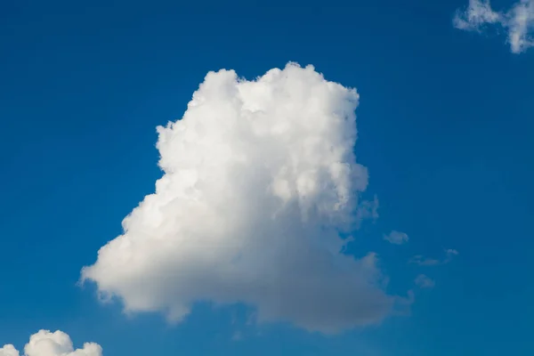 Fondo cielo azul con diminutas nubes — Foto de Stock